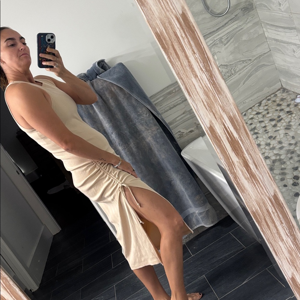 Peachy Beige Ribbed midi dress - Picture 2 of 4